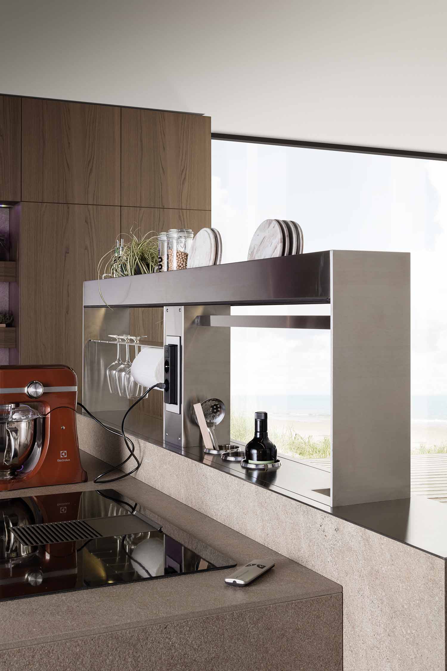 Stainless steel bar ensures a well-accessorised peninsular with the aid of a plate and glass rack with close-by power outlets. Raised and lowered with the aid of a remote control.