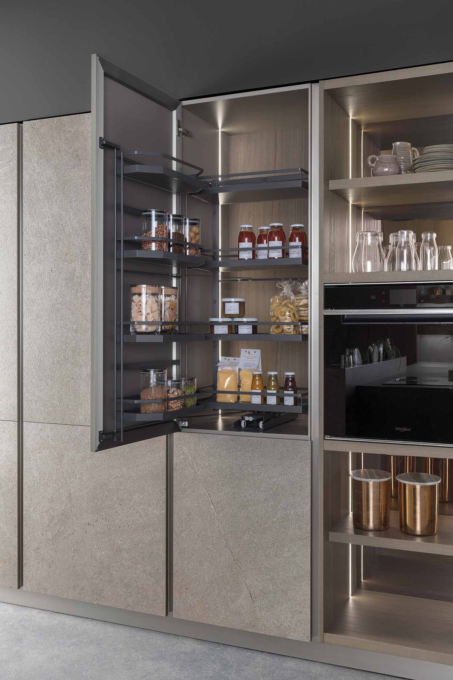 Tall unit with tandem mechanism: order, ease of access and a complete view of the pantry space that, simply by opening it, comes out into fullview.