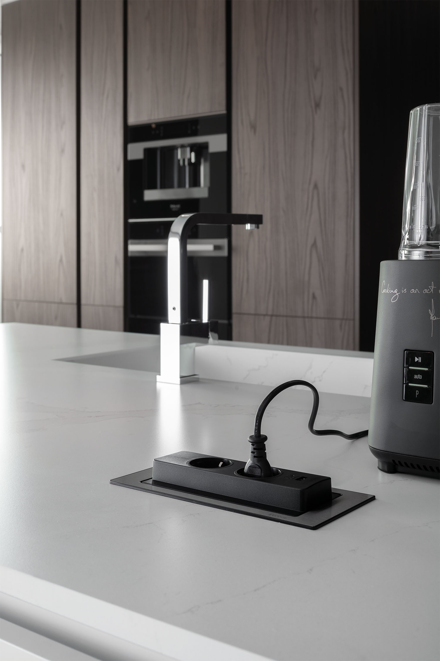 The seamless kitchen aesthetic is continued using Evoline power sockets, enabling power only when necessary.
